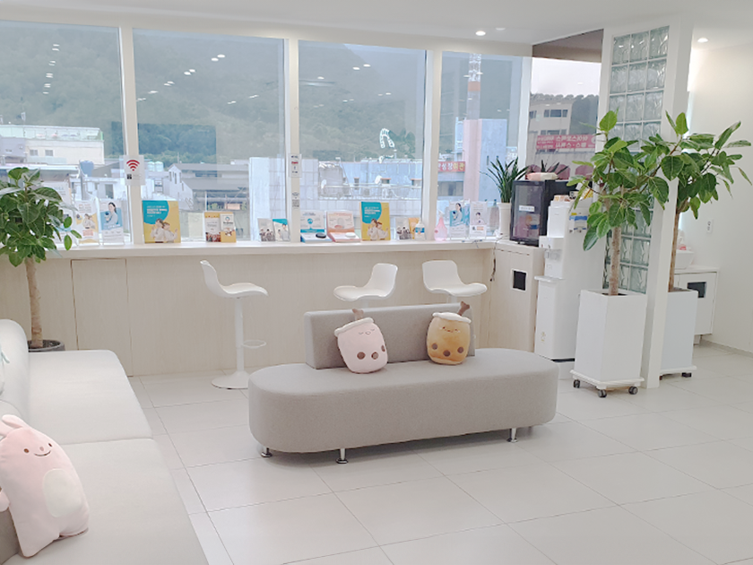 인비스치과 대기실